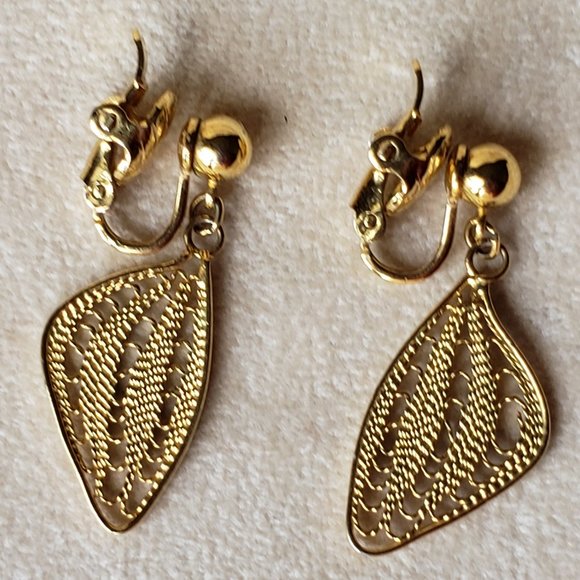 TRIFARI Gold Tone Filigree Leaf Clip On Earrings - Picture 6 of 8